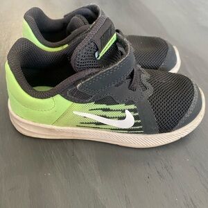 Nike Kids Black and Green Sneakers size 8C